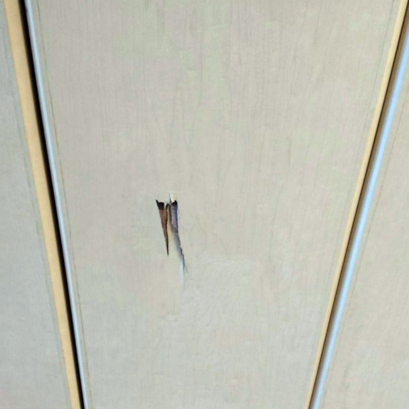 クローゼットの扉の穴
