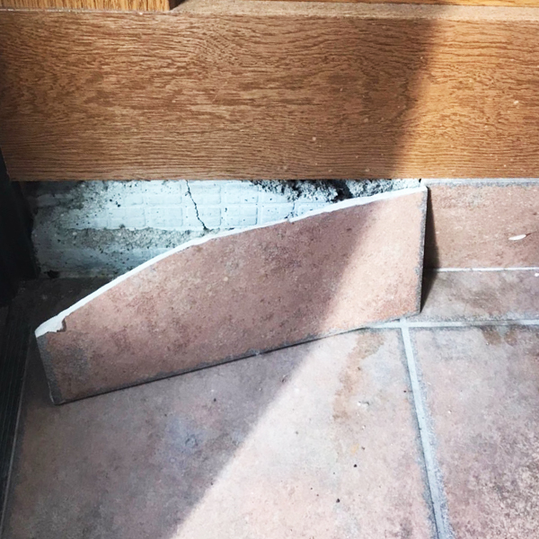 玄関タイルの割れを補修