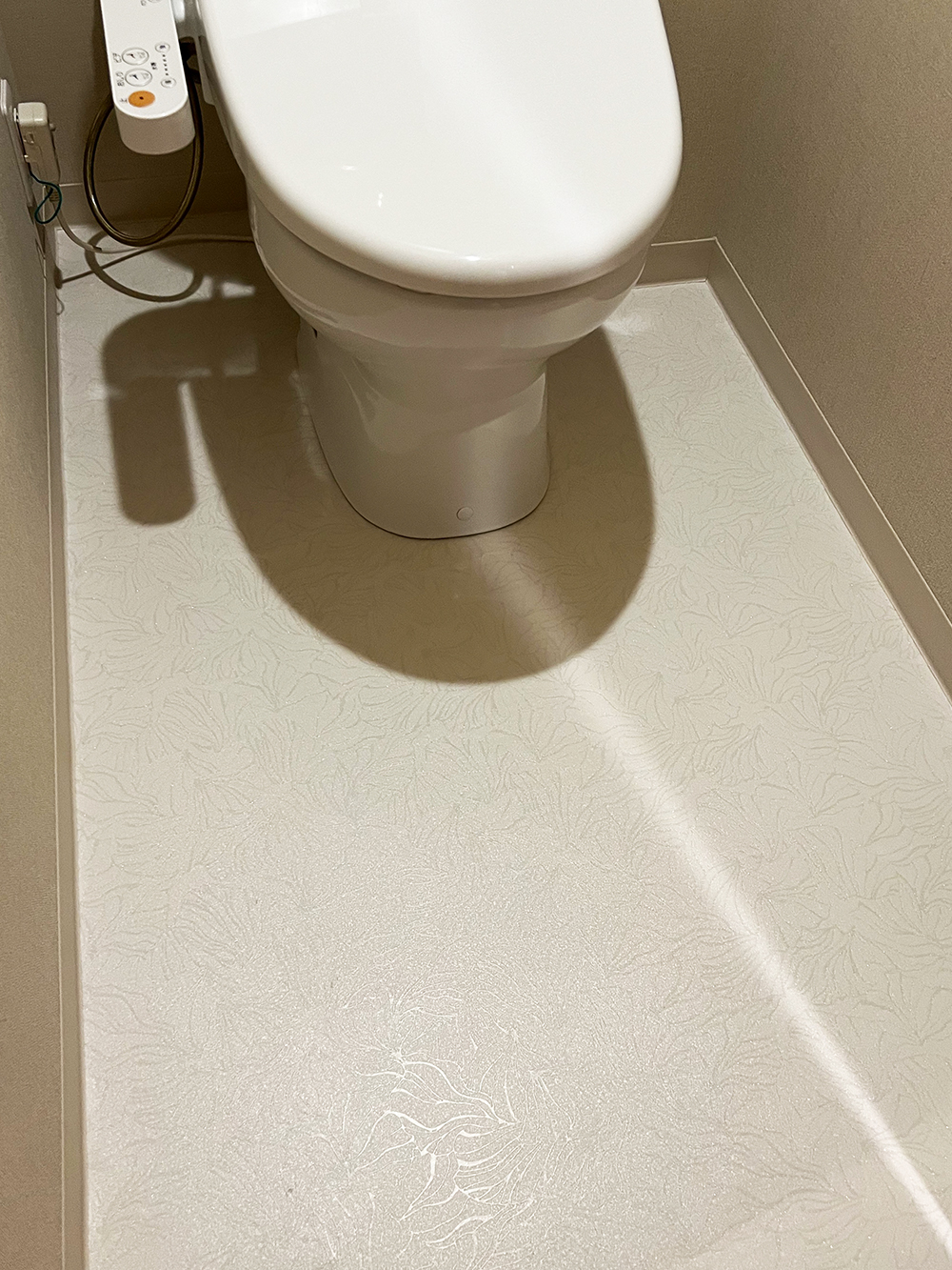 トイレの水漏れによる床の汚れ