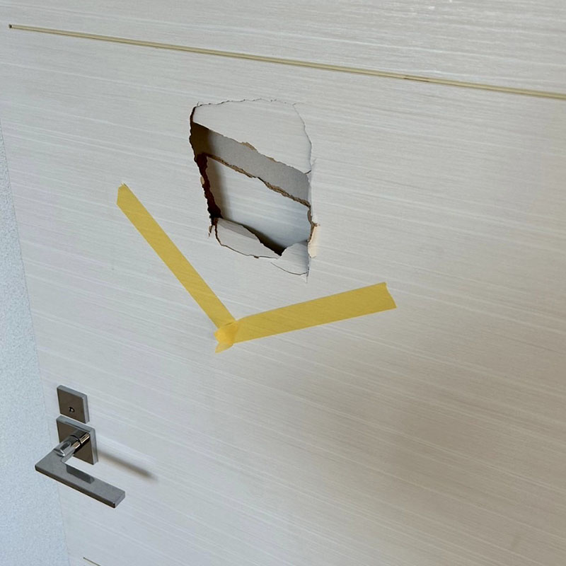 室内ドアの穴　シート貼り替え　補修
