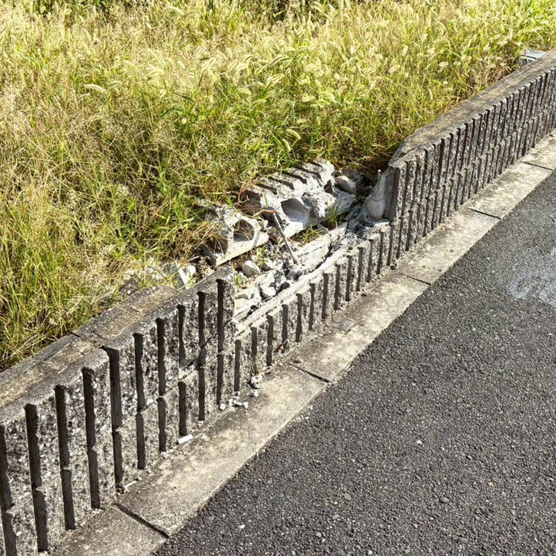 壊れたブロック塀