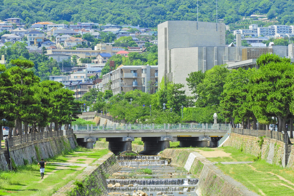 芦屋市で床の波打ち・フローリング浮きの原因と対策｜専門業者が解説