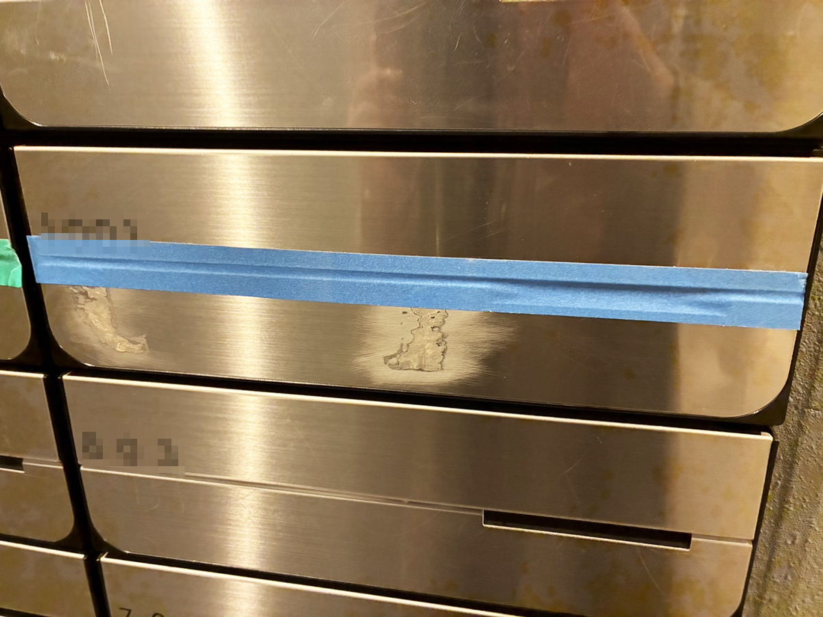 集合ポストの傷