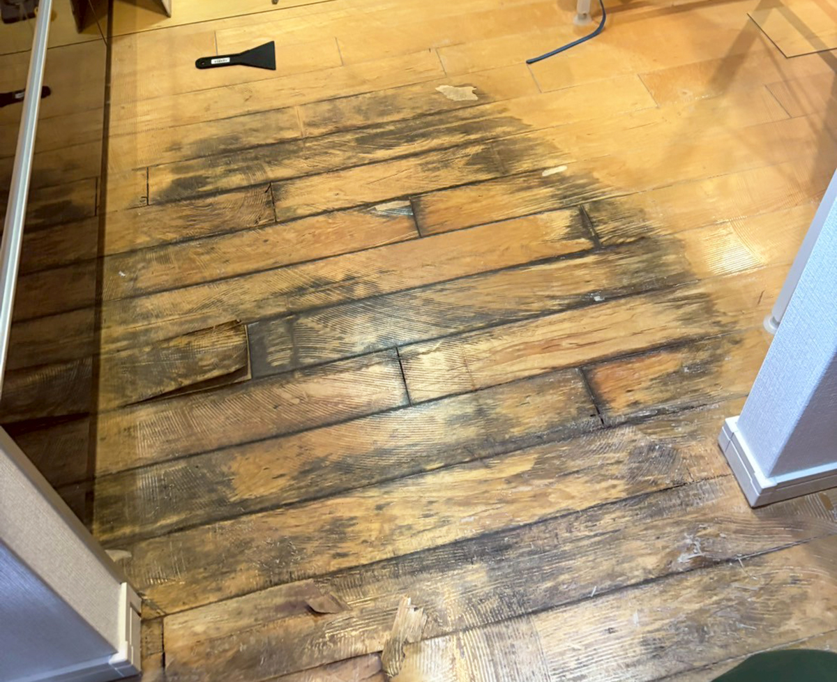 フロアタイルをめくった部分の水漏れ